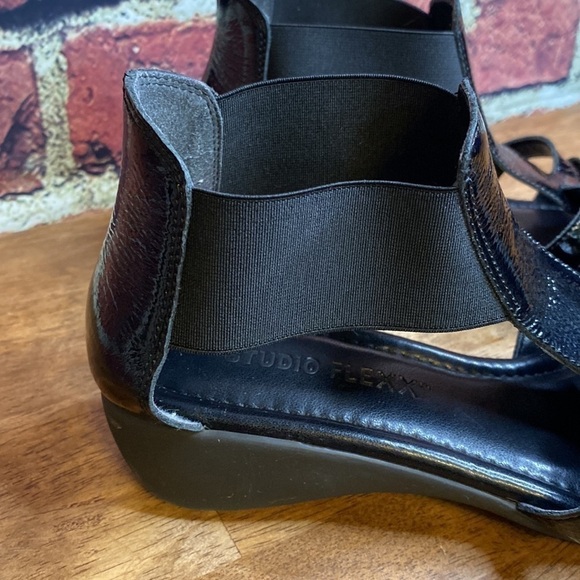 The Flexx Band Together Black Gladiator Strap Patent Leather Sandals Sz 7.5 - Picture 4 of 17